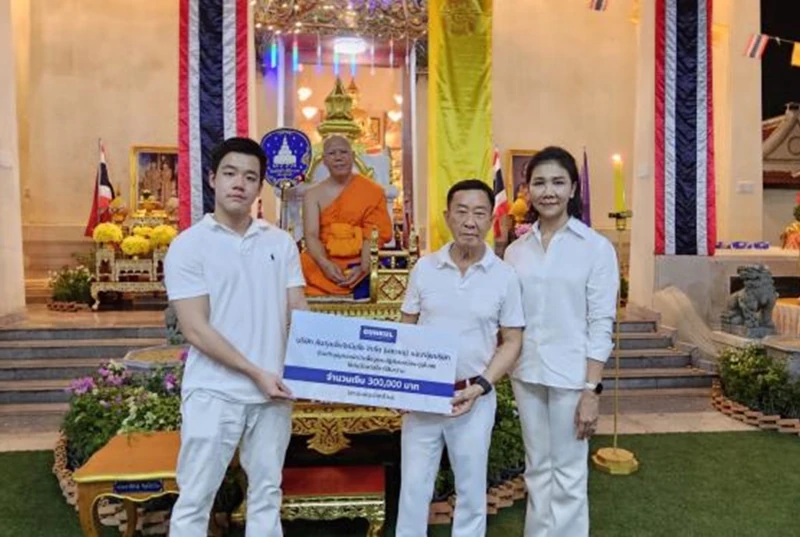 ผู้บริหารร่วมทำบุญทอดผ้าป่าในการบูรณปฏิสังขรณ์ประตูอุโบสถ